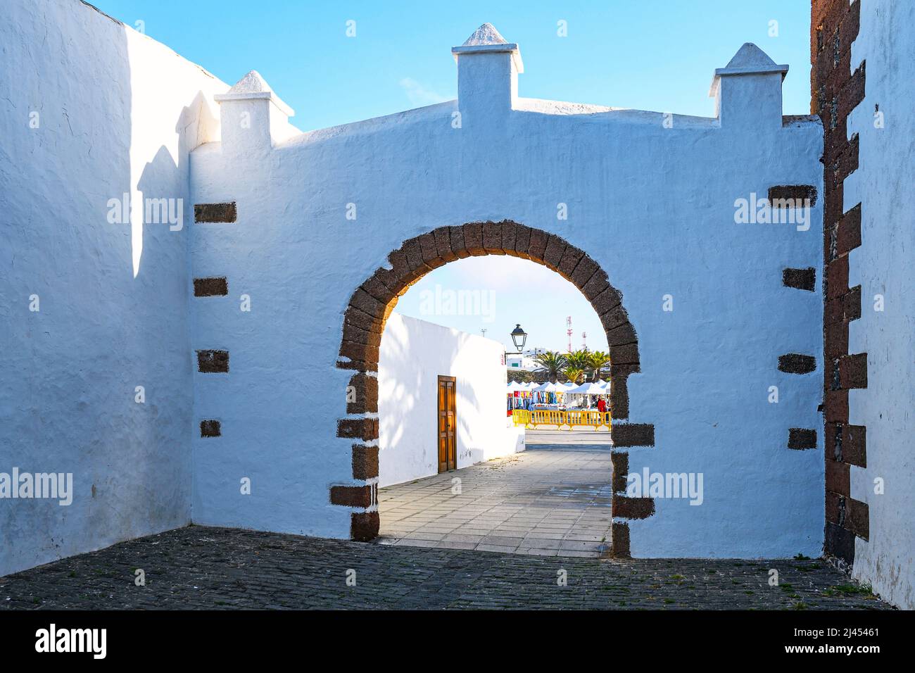 Gasse und Torbogen in der Altstadt von Teguise, ehemalige Haupstadt der Insel, Lanzarote, Kanarische Inseln, Spanien Stock Photo