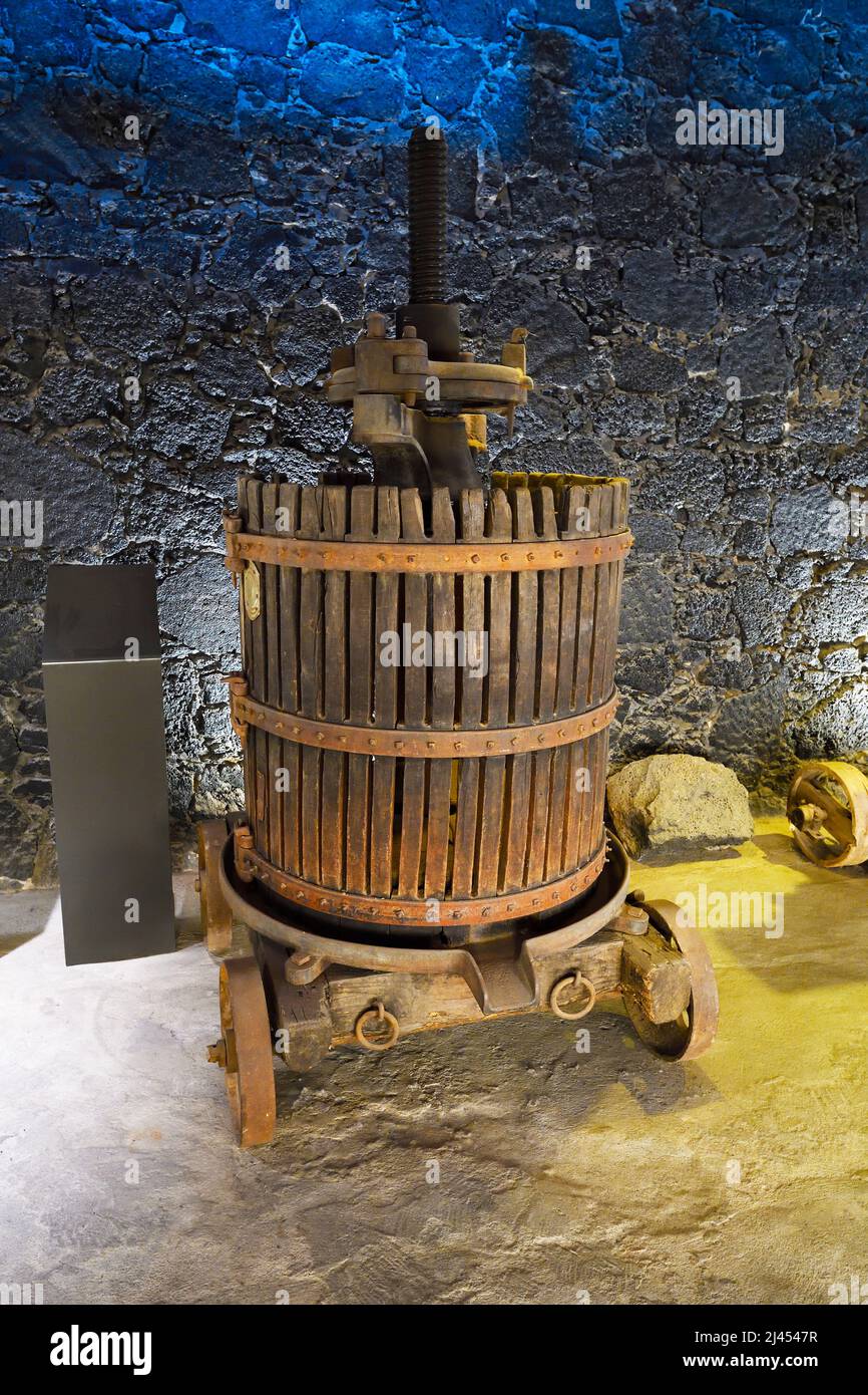 historische Geräte, Weinpressen, Weinpumpen, Bodega El Grifo, La Geria, Lanzarote, Kanarische Inseln, Spanien Stock Photo