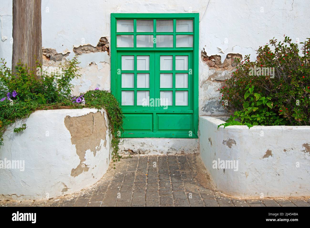 Typisches altes weißes Haus mit farbigen Türen und Fenstern, Teguise, ehemalige Hauptszadt der Insel Lanzarote, kanarische Inseln, Kanaren, Spanien Stock Photo