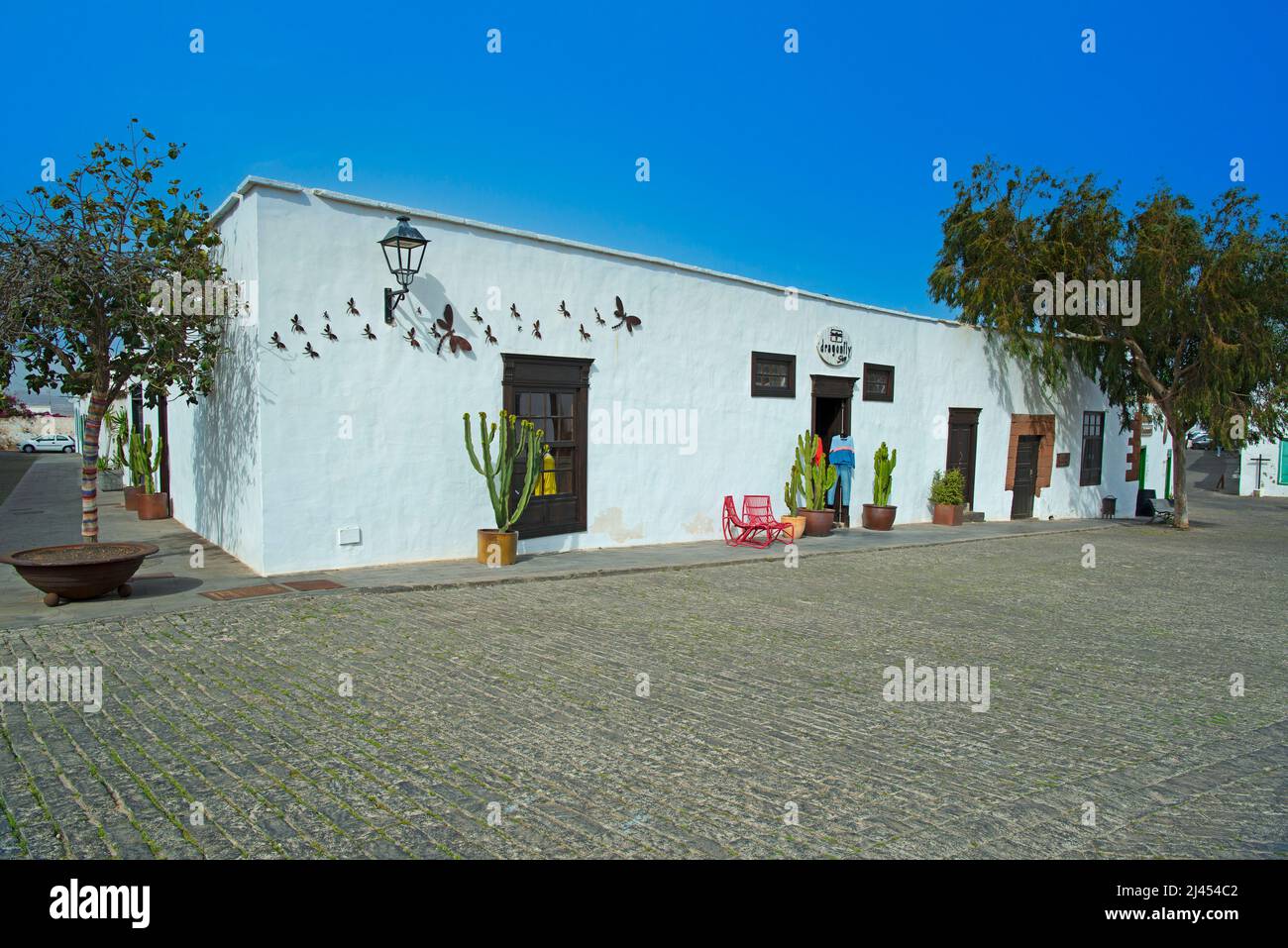 Geschäfte und Läden in typischen kanarischen Häusern, Teguise, ehemalige Hauptstadt der Insel Lanzarote, kanarische Inseln, Kanaren, Spanien Stock Photo