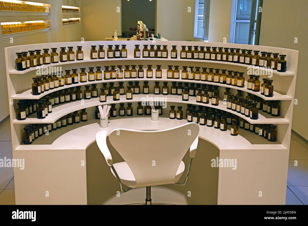 Arbeitsplatz der sogenannten Nase, dem Parfumeur, Parfümproduzent, Fragonard, Grasse, Var, Provence, Südfrankreich, Frankreich Stock Photo