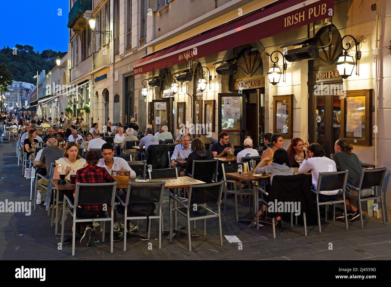 abendliches Treiben mit Restaurants und Marktständen auf dem Cours Saleya,  Innenstadt, Nizza, Département Alpes-Maritimes, Region Provence-Alpes-Côte Stock Photo