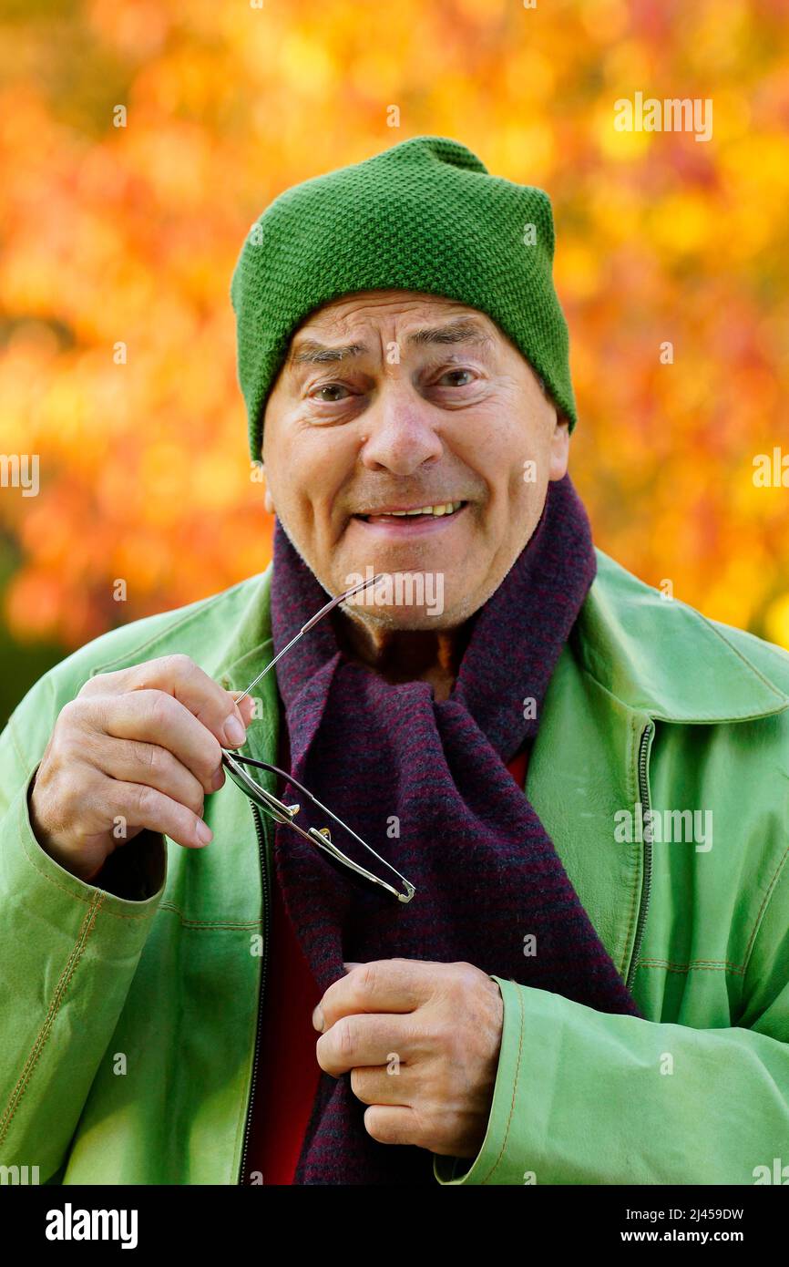 Senior brillentrager hi-res stock photography and images - Alamy