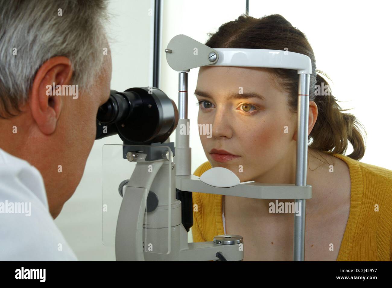 Ein Augenarzt untersucht die Augen seiner Patientin Stock Photo