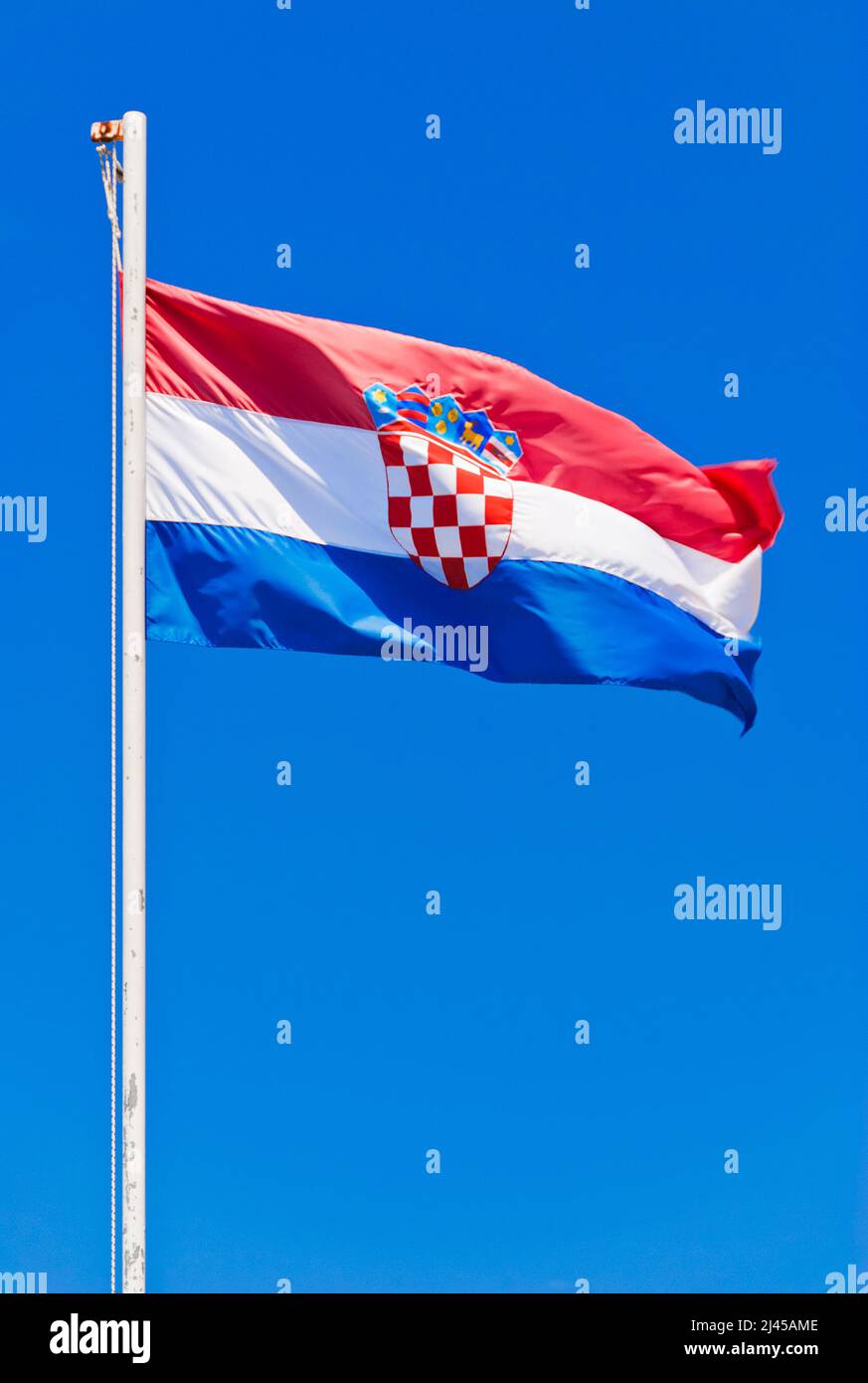 Kroatische Flagge, Fahne, Nationalfahne, Flaggenmast, blauer Himmel, Stock Photo