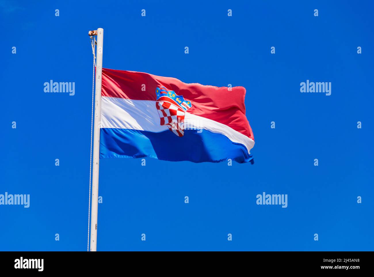 Kroatische Flagge, Fahne, Nationalfahne, Flaggenmast, blauer Himmel, Stock Photo