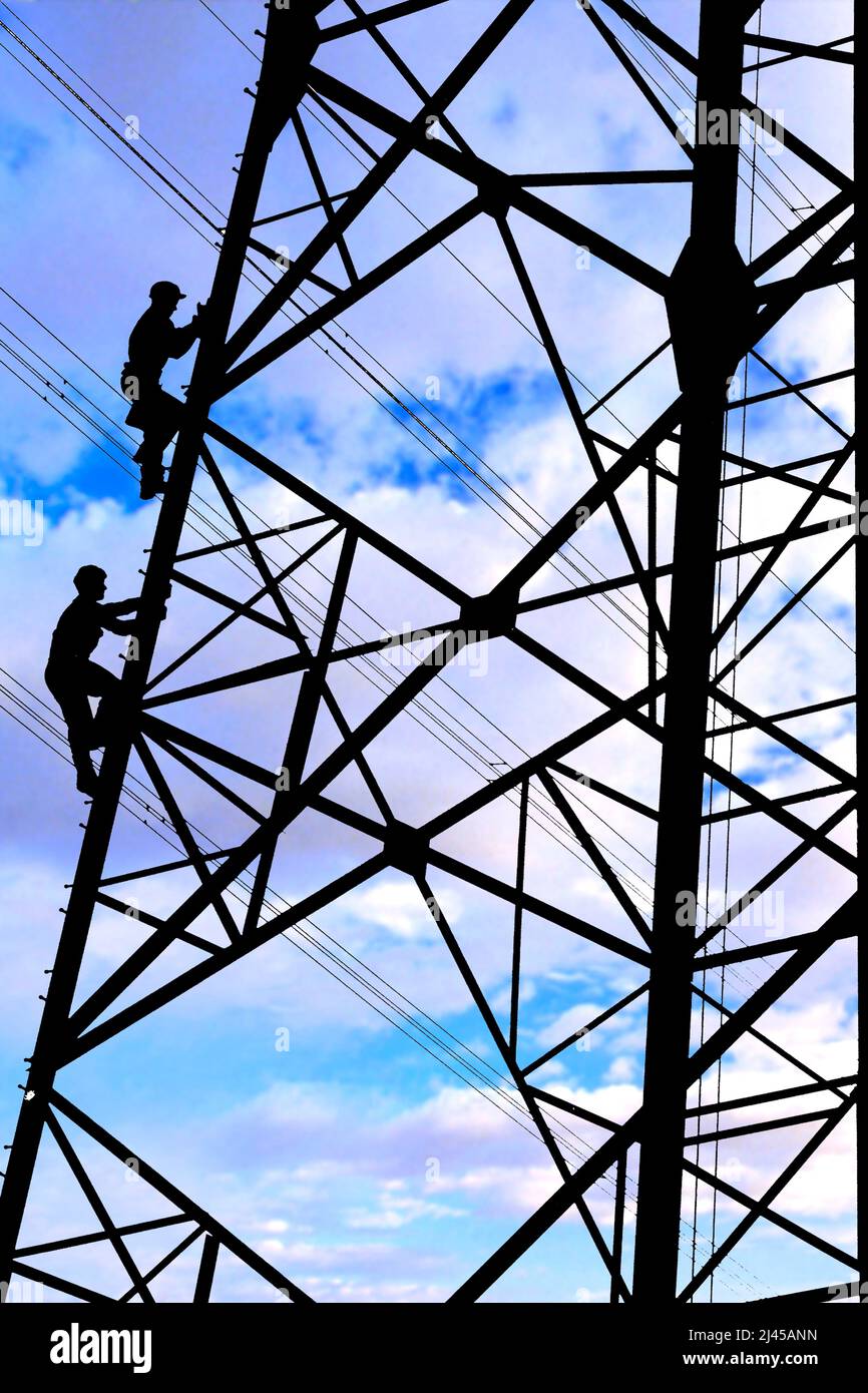 Elektriker reparieren Stromleitung am Strommast, Wirtscghaft, Aufschwung, Fachkräftemangel, Auszubildende, Arbeitsmarkt, Energiekosten, alternative En Stock Photo