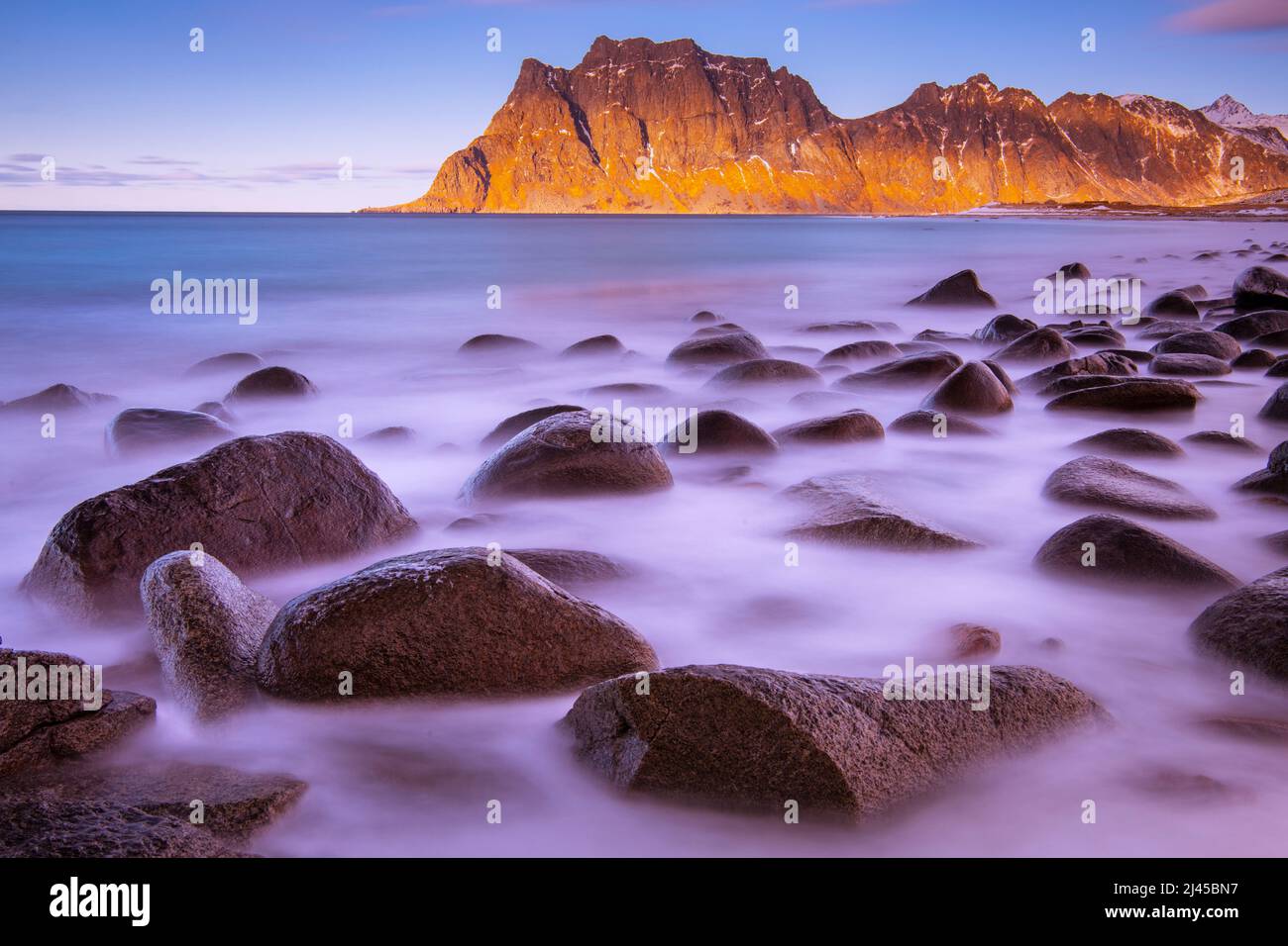 Skandinavien, Lofoten, Strand, Uttakleiv, blaue Stunde, Steine, Felslandschaft, Atlantik, Norwegen, Nordland, Stock Photo
