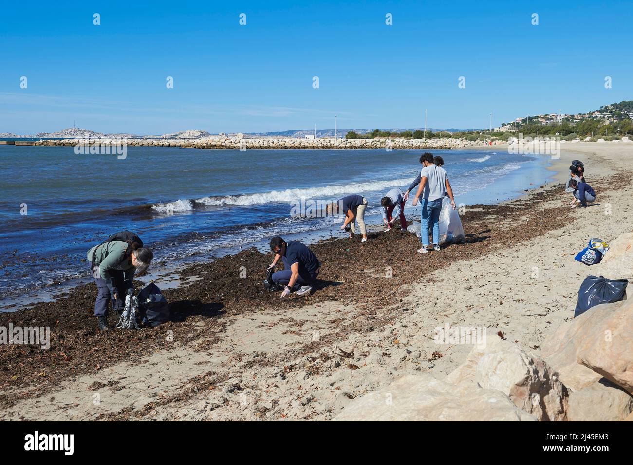 Marseille (south-eastern France): volunteers cleaning the beaches of Prado Stock Photo