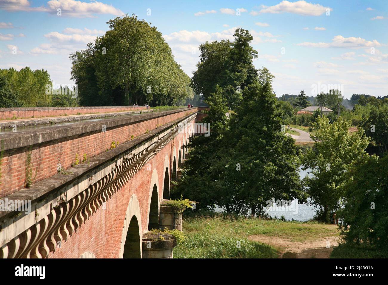 Moissac (south-western France): navigable aqueduct Òpont-canal du CacorÓ. Water bridge between the Garonne and the Tarn river. Detail of the arches in Stock Photo