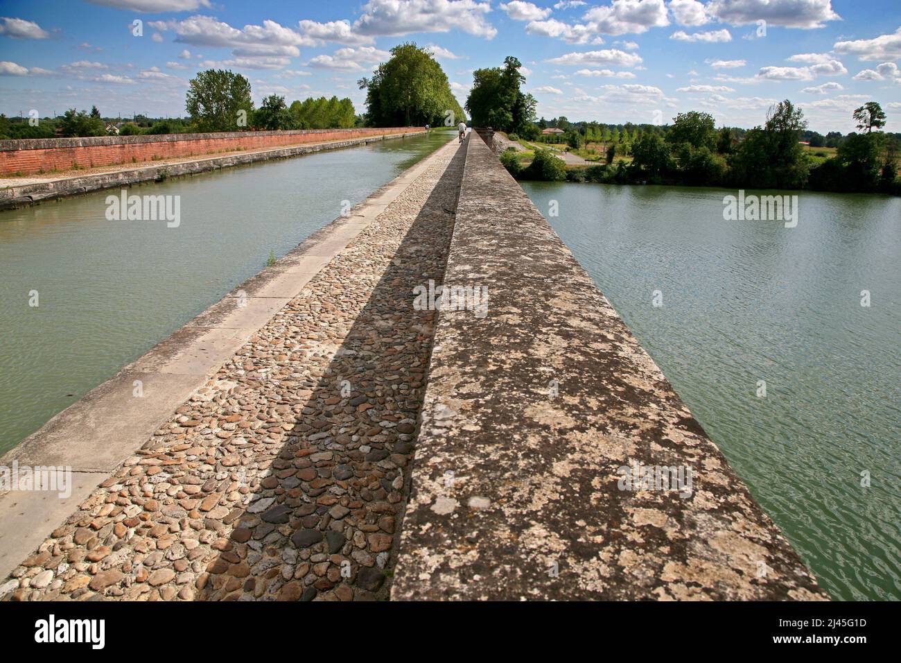 Moissac (south-western France): navigable aqueduct Òpont-canal du CacorÓ. Water bridge between the Garonne and the Tarn river Stock Photo
