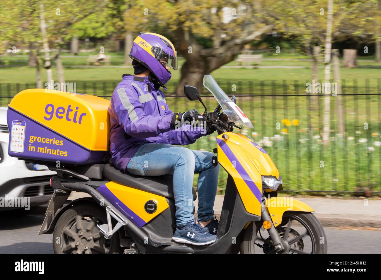 Getir ultrafast delivery driver delivering groceries on an e-scooter Stock Photo