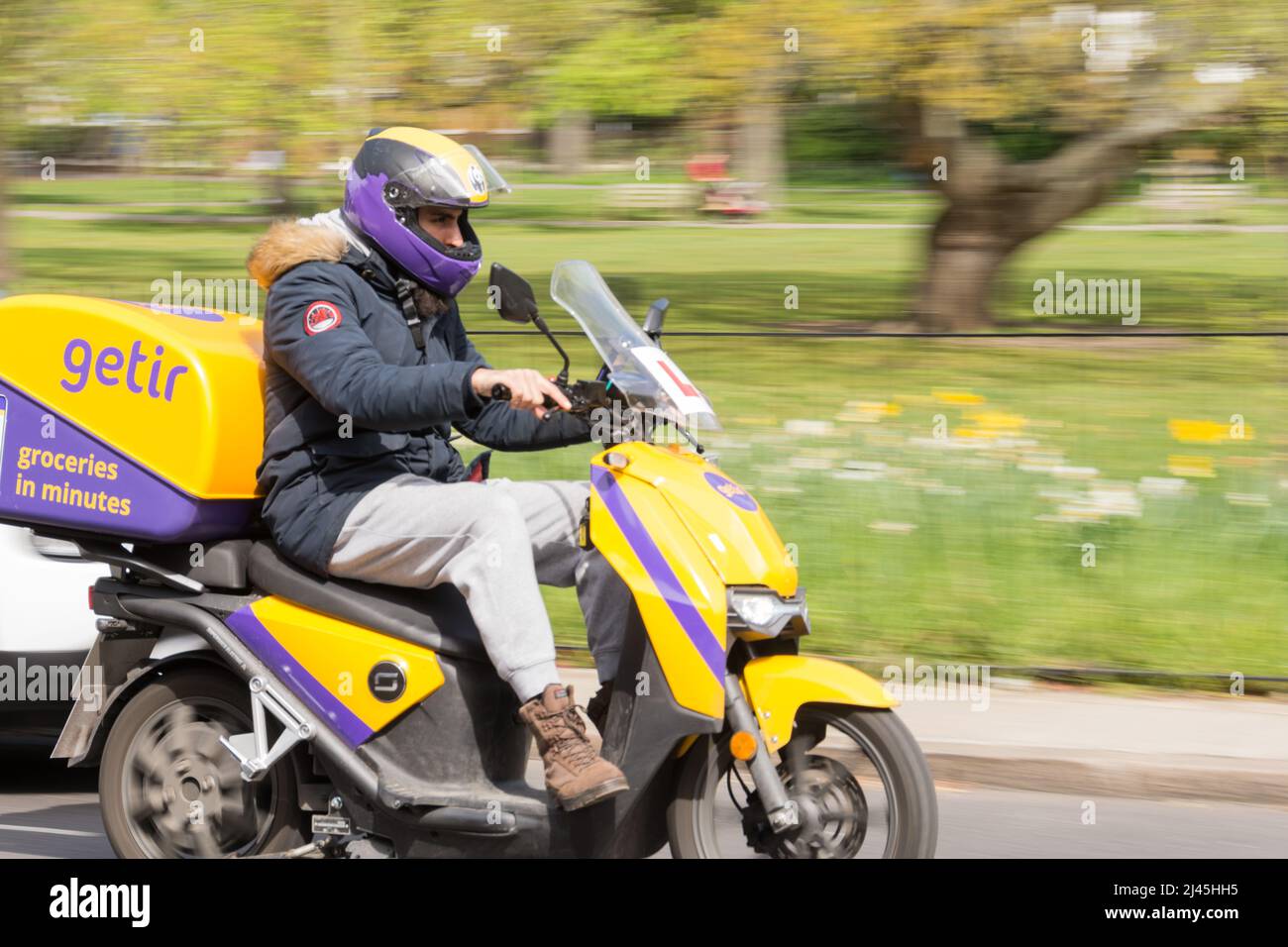 Getir ultrafast delivery driver delivering groceries on an e-scooter Stock Photo