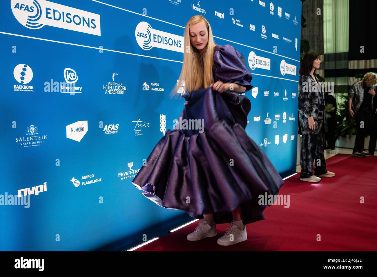 2022-04-11 16:36:39 LEUSDEN - Singer S10 (Stien den Hollander) on the red  carpet prior to the presentation of the Edison Pop prizes 2022, where she  wore an outfit by designer duo Viktor