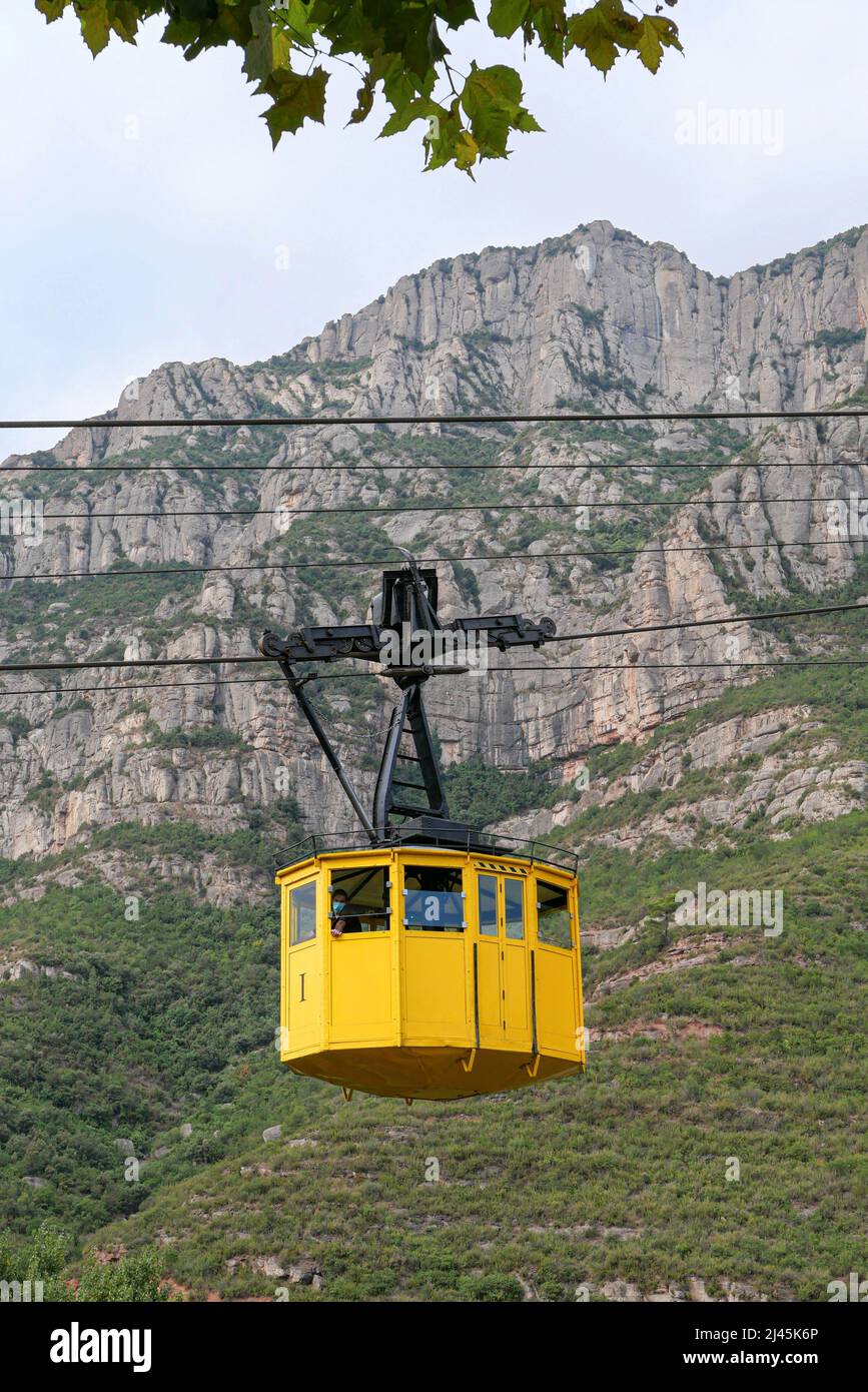 Spain, Catalonia, Monistrol de Montserrat: Inaugurated in 1930, the Aeri de Montserrat yellow cable car provides one of the means of access to the Mon Stock Photo