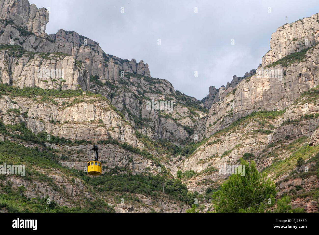Spain, Catalonia, Monistrol de Montserrat: Inaugurated in 1930, the Aeri de Montserrat yellow cable car provides one of the means of access to the Mon Stock Photo