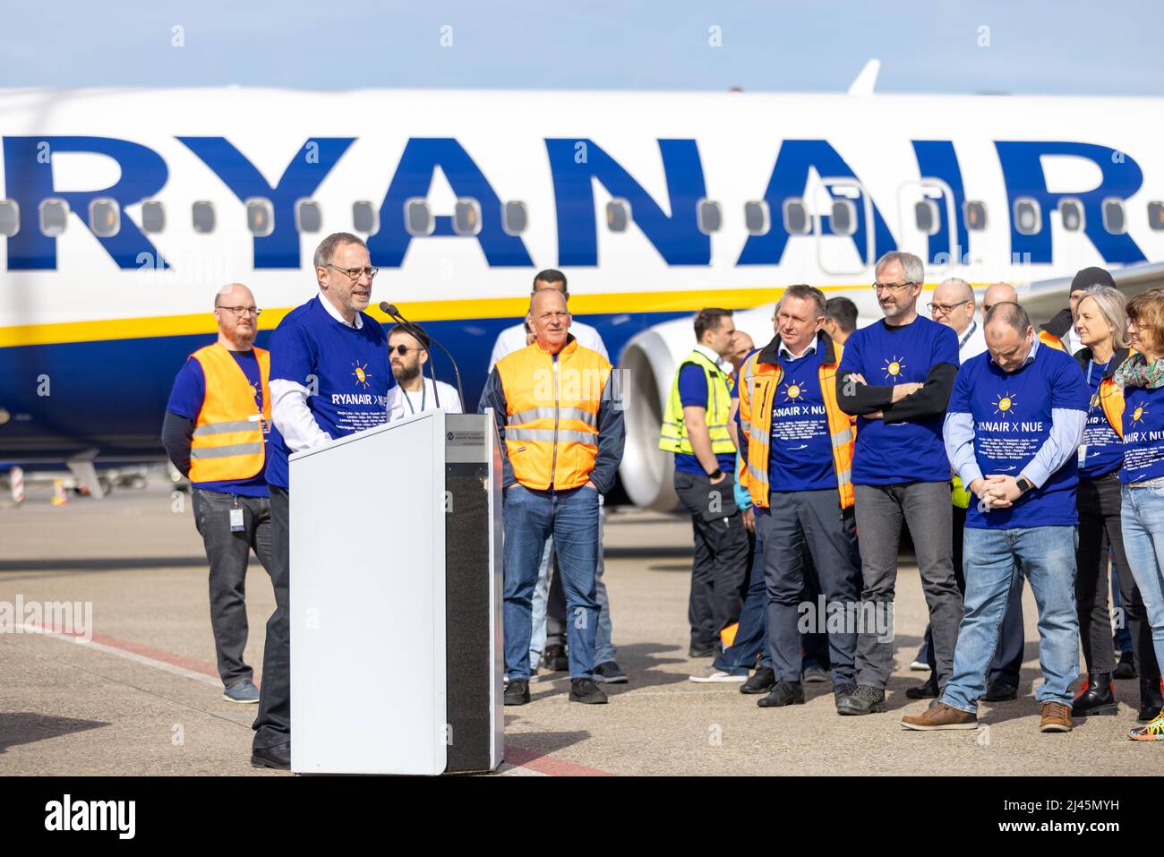 Nuremberg, Germany. 12th Apr, 2022. Michael Hupe (l), Managing Director of Albrecht Dürer Airport Nuremberg, speaks to a scheduled aircraft of the Irish airline Ryanair on the apron at Nuremberg Airport. The Ryanair base in Nuremberg was officially opened in the morning. Credit: Daniel Karmann/dpa/Alamy Live News Stock Photo