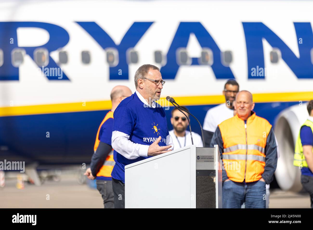 Nuremberg, Germany. 12th Apr, 2022. Michael Hupe (l), Managing Director of Albrecht Dürer Airport Nuremberg, speaks to a scheduled aircraft of the Irish airline Ryanair on the apron at Nuremberg Airport. The Ryanair base in Nuremberg was officially opened in the morning. Credit: Daniel Karmann/dpa/Alamy Live News Stock Photo