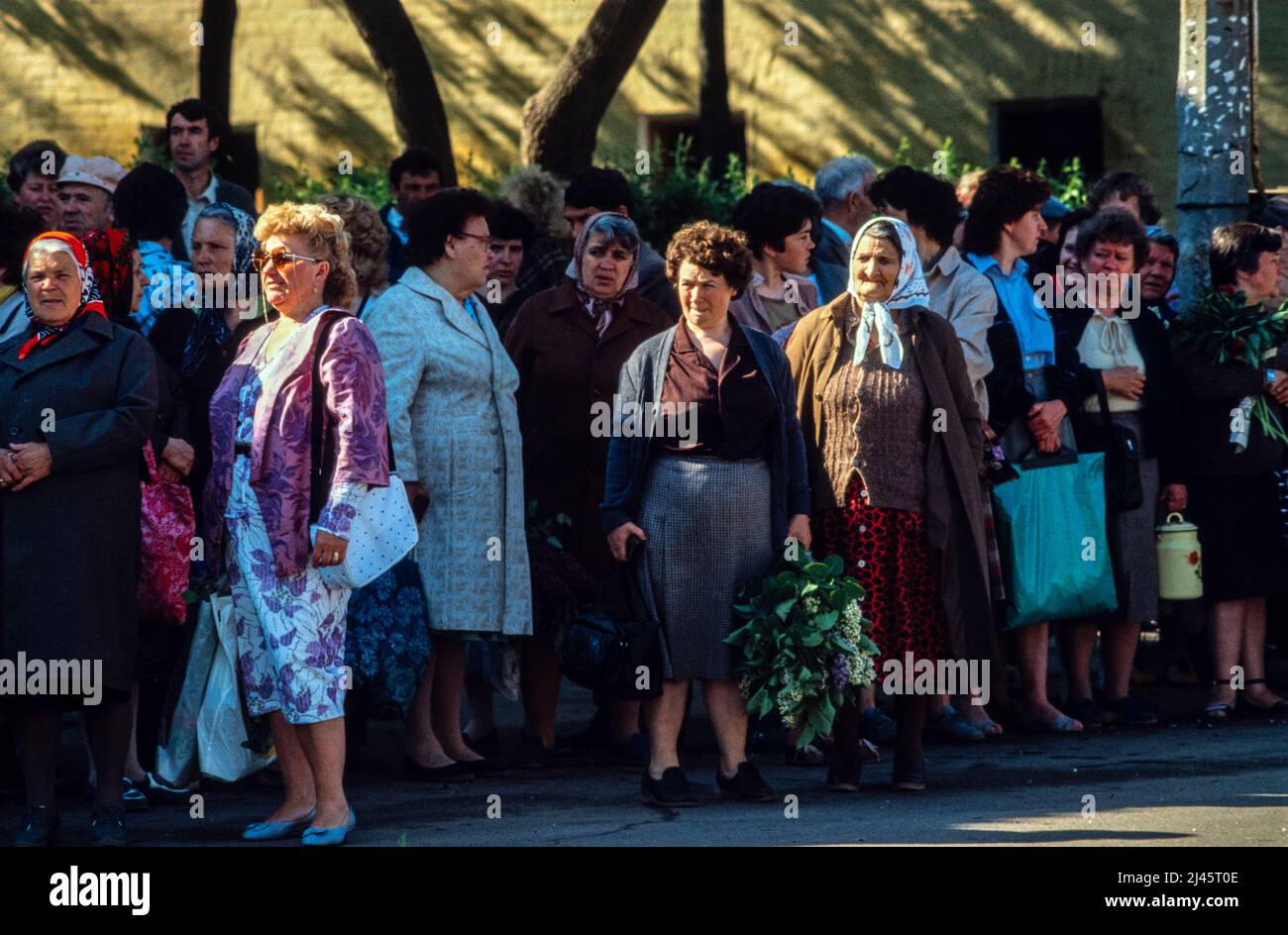 People bring flowers at Easter to the  Trinity Lavra of St. Sergius, the most important Russian monastery of the Russian Orthodox Church, in Sergiyev Posad, 70 km from Moscow., May 1990 Stock Photo
