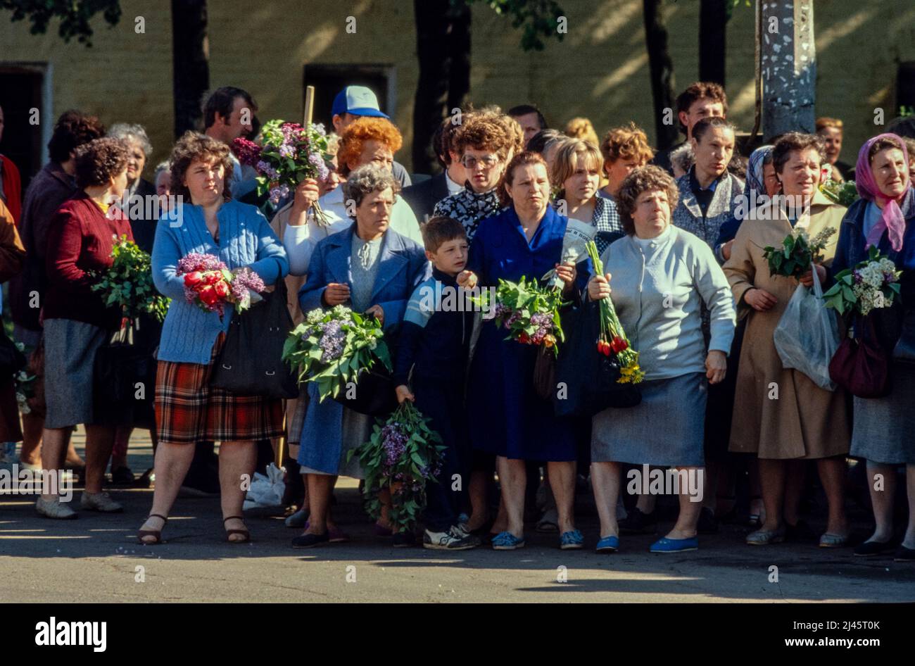 People bring flowers at Easter to the  Trinity Lavra of St. Sergius, the most important Russian monastery of the Russian Orthodox Church, in Sergiyev Posad, 70 km from Moscow., May 1990 Stock Photo
