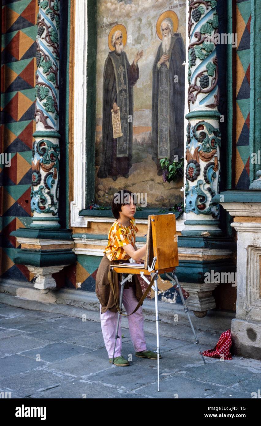 A school girl making a drawing at the Trinity Lavra of St. Sergius, the most important Russian monastery of the Russian Orthodox Church, in Sergiyev Posad, 70 km from Moscow.. Stock Photo