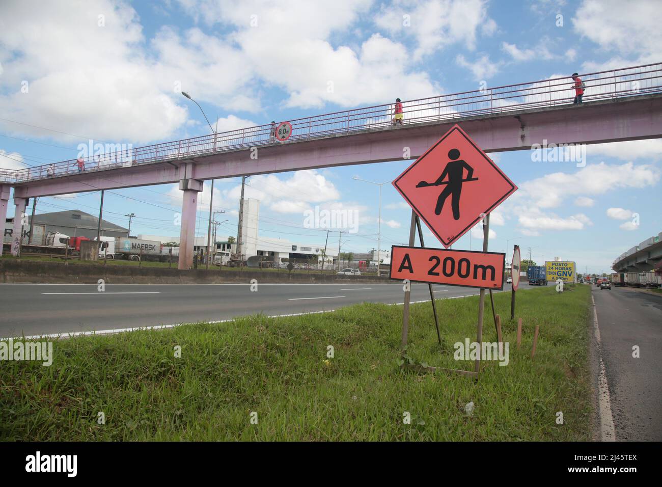 salvador, bahia, brazil - april 11, 2022: traffic sign indicates construction site along highway BR 324 Stock Photo