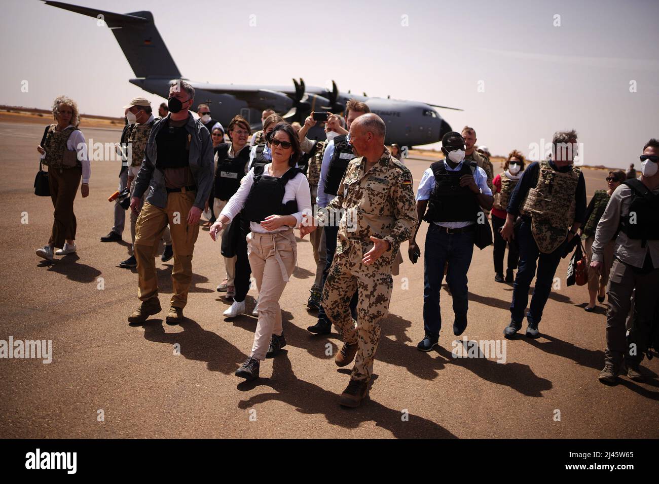 Gao, Mali. 12th Apr, 2022. Annalena Baerbock (Bündnis 90/Die Grünen, center left), foreign minister, is greeted by German contingent commander Peter Küpper (center, right) at the German Air Force's Airbus A400m at Gao airport in Mali's Camp Castor. The Bundeswehr is involved in the UN mission Minusma in the West African country. Credit: Kay Nietfeld/dpa/Alamy Live News Stock Photo