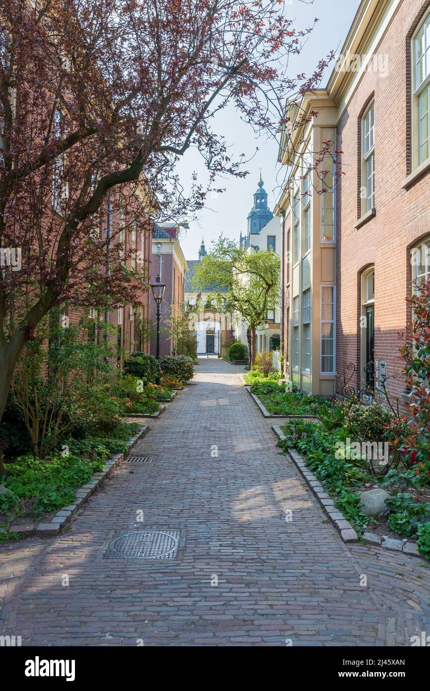 The Old Bornhof ( Oude Bornhof), a quite courtyard with apartments in the centre of Zutphen, the Netherlands Stock Photo