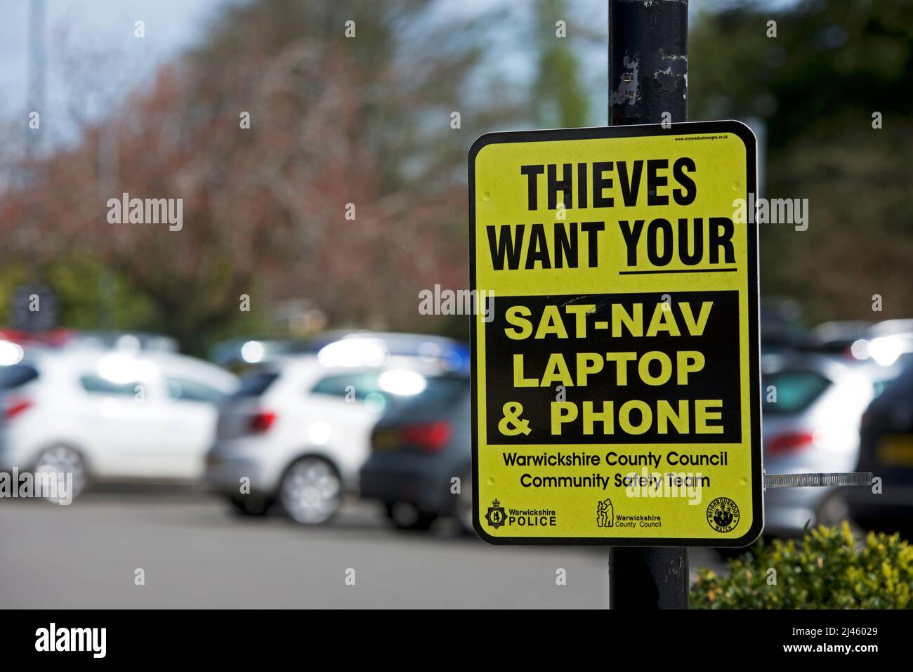 Sign at entrance to car park, warning motorists that thieves want your sat-nav, laptop and phone, England UK Stock Photo