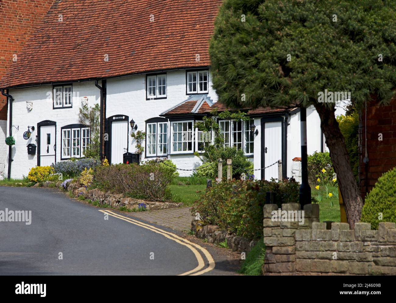 Cottages on Castle Green in Kenilworth, Warwickshire, England UK Stock Photo Alamy