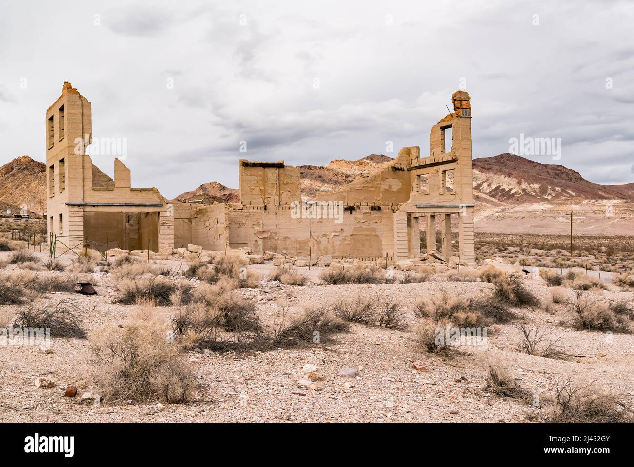 Ghost town ruins of abandoned buildings in the old boom town of Rhyolite, Nevada Stock Photo