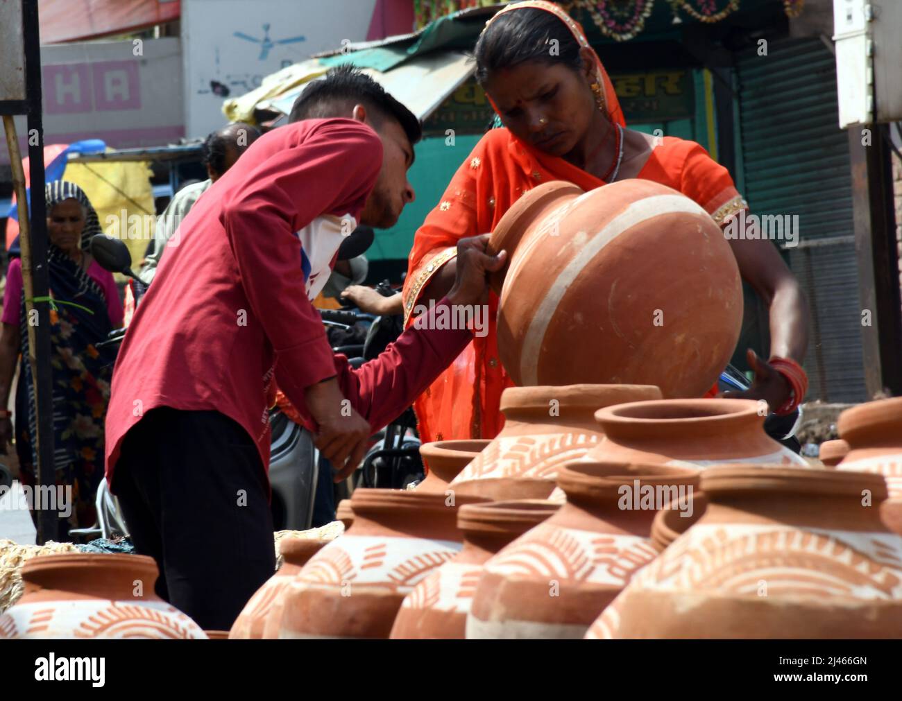 Chanderi Madhya Pradesh, India. 11th Apr, 2022. Earthton Pots for sale on a hot day in Chanderi City, in Chanderi Madhya Pradesh, India on Apr. 11, 2022. (Photo by Ravi Batr/Sipa USA) Credit: Sipa USA/Alamy Live News Stock Photo