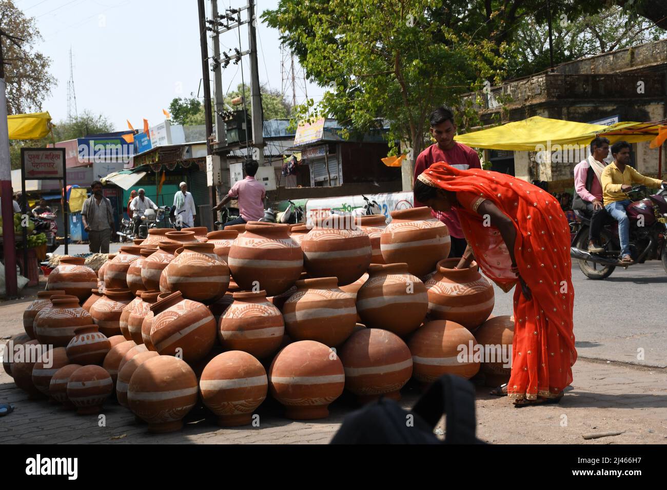Chanderi Madhya Pradesh, India. 11th Apr, 2022. Earthen pots for sale on a hot day in Chanderi City, in Chanderi Madhya Pradesh, India on Apr. 11, 2022. (Photo by Ravi Batr/Sipa USA) Credit: Sipa USA/Alamy Live News Stock Photo