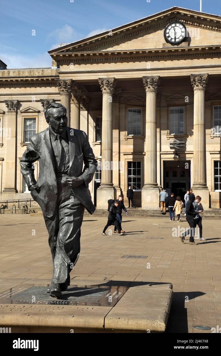 Statue of British Labour Party MP and Prime Minister Harold Wilson, Baron Wilson of Rievaulx, outside Huddersfield railway station, UK. Stock Photo