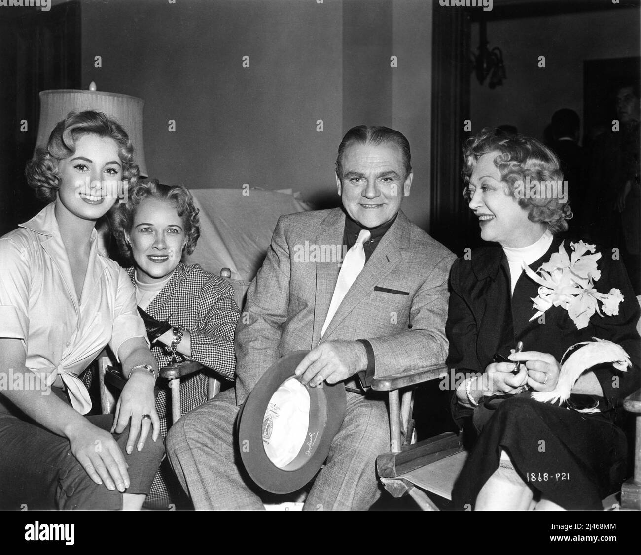 SHIRLEY JONES Set Visitor Mrs CLARK GABLE (KAY WILLIAMS GABLE) JAMES CAGNEY and Set Visitor MARION DAVIES on set candid during filming of NEVER STEAL ANYTHING SMALL  1959 director / writer CHARLES LEDERER play Maxwell Anderson and Rouben Mamoulian Universal International Pictures (UI) Stock Photo