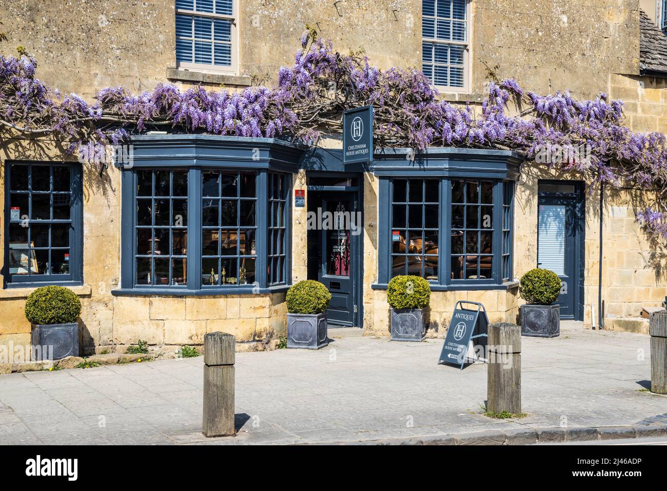 A pretty antique shop in the Cotswold town of Broadway in Worcestershire. Stock Photo