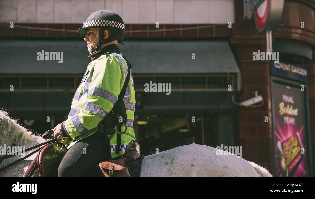 Mounted police officer hi-res stock photography and images - Alamy