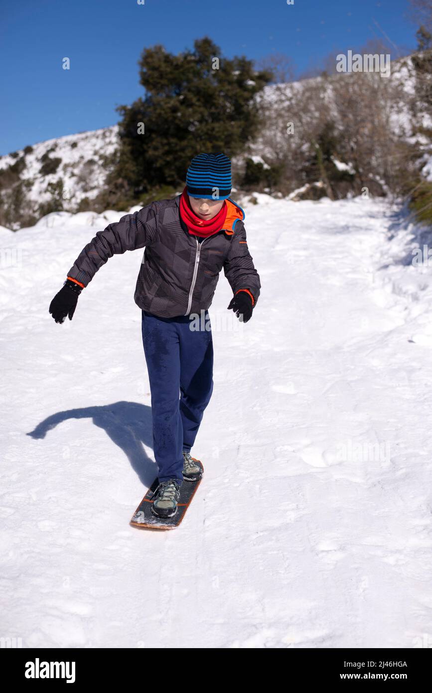 Teenage boy snowboarding hi-res stock photography and images - Alamy