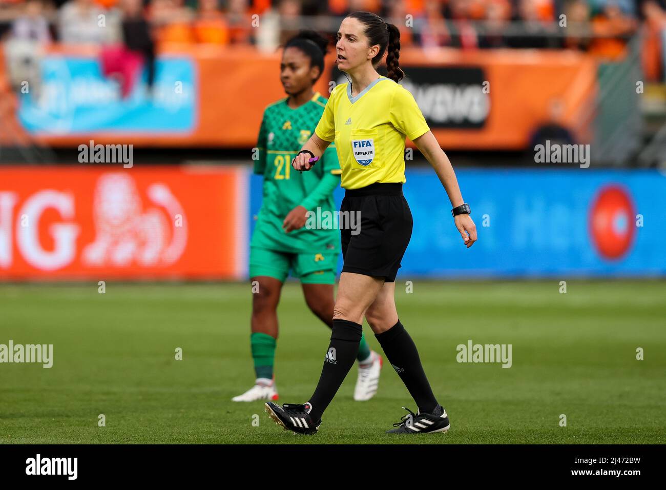 DEN HAAG, NETHERLANDS - APRIL 12: Referee Maria Dolores Martinez Madrona SPA during the Friendly match between The Netherlands Women and South Africa Women at Cars Jeans Stadion on April 12, 2022 in Den Haag, Netherlands (Photo by Hans van der Valk/Orange Pictures) Stock Photo