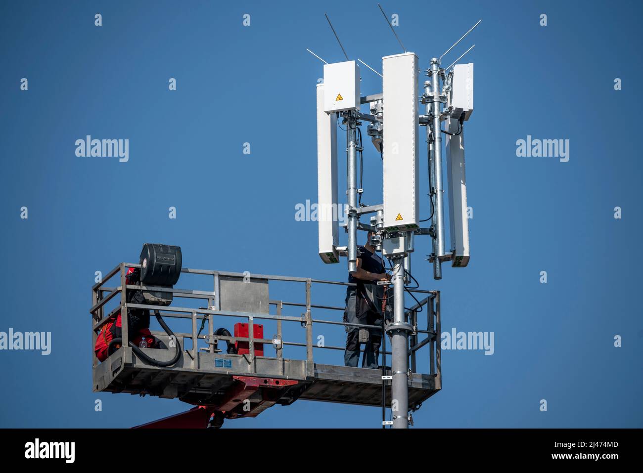 Assembly, installation of a 5G mobile radio transmitter, mast on a residential building, fast mobile internet, Düsseldorf, NRW, Germany Stock Photo