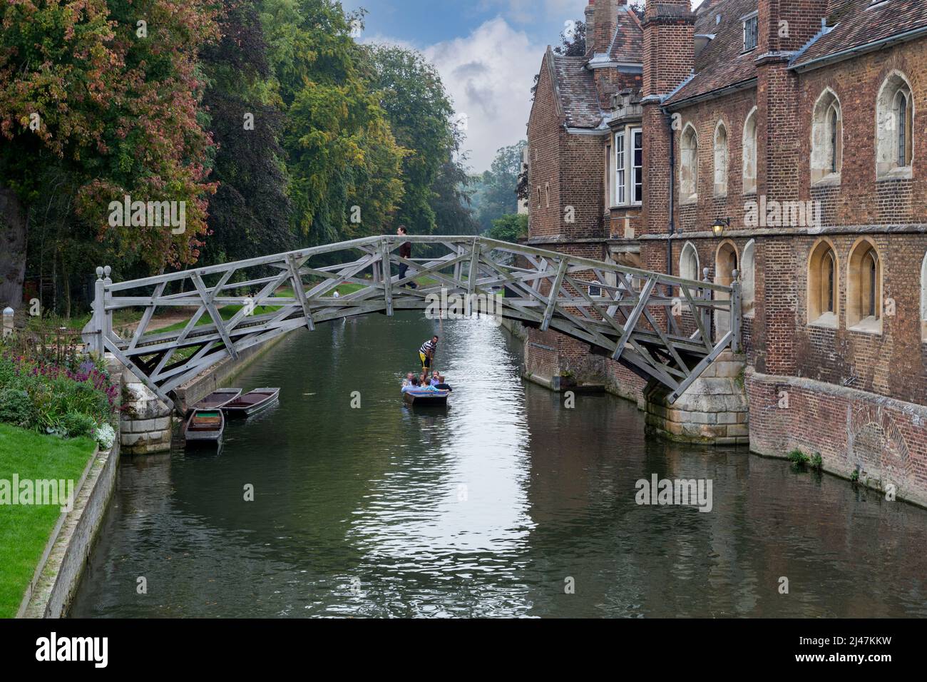 UK, England, Cambridge.  Punting on the River Cam by the Mathematical Bridge, Queen's College. Stock Photo