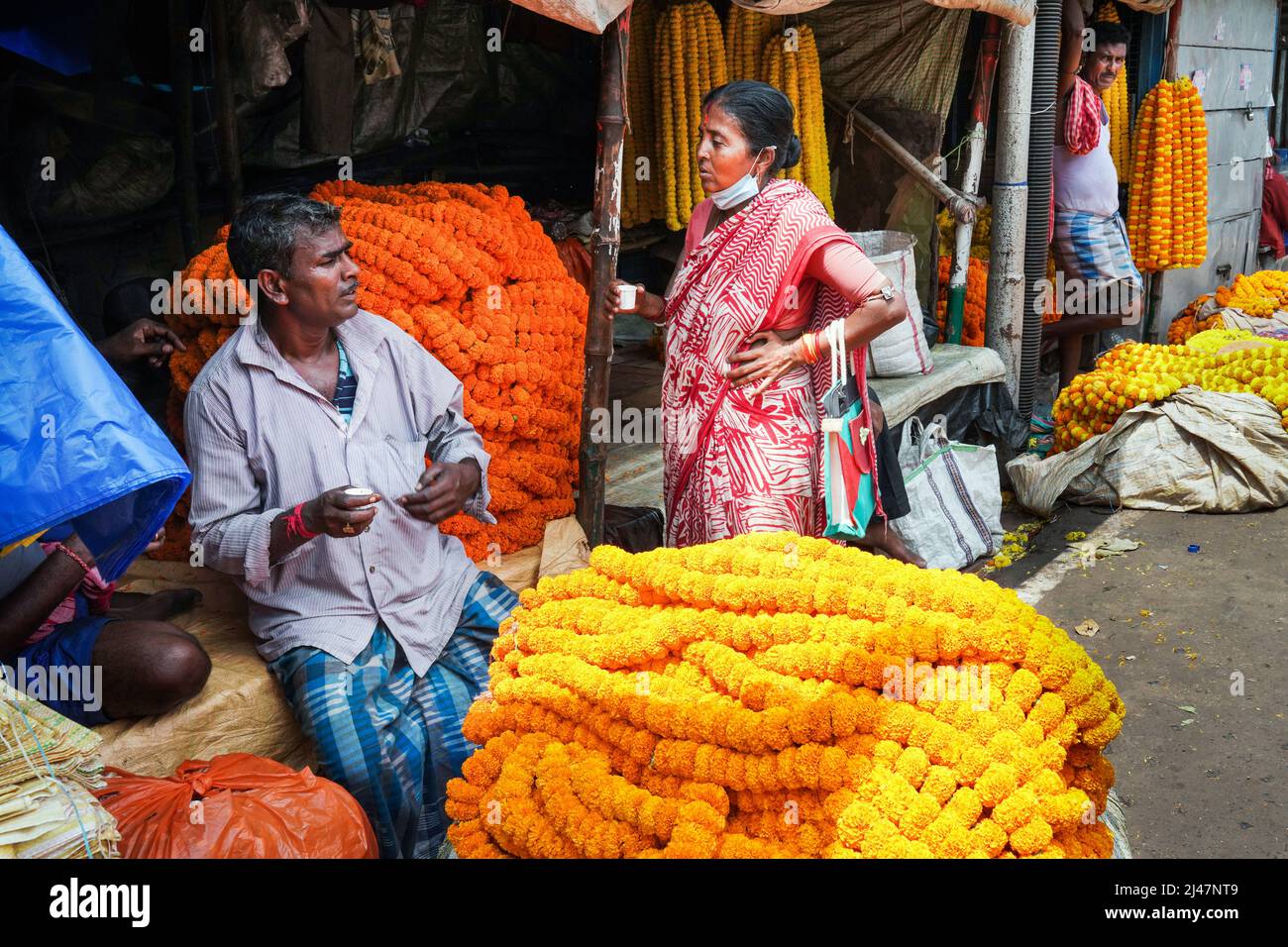 Mullik Ghat flower market, Kolkata (Calcutta), West Bengal, India, Asia