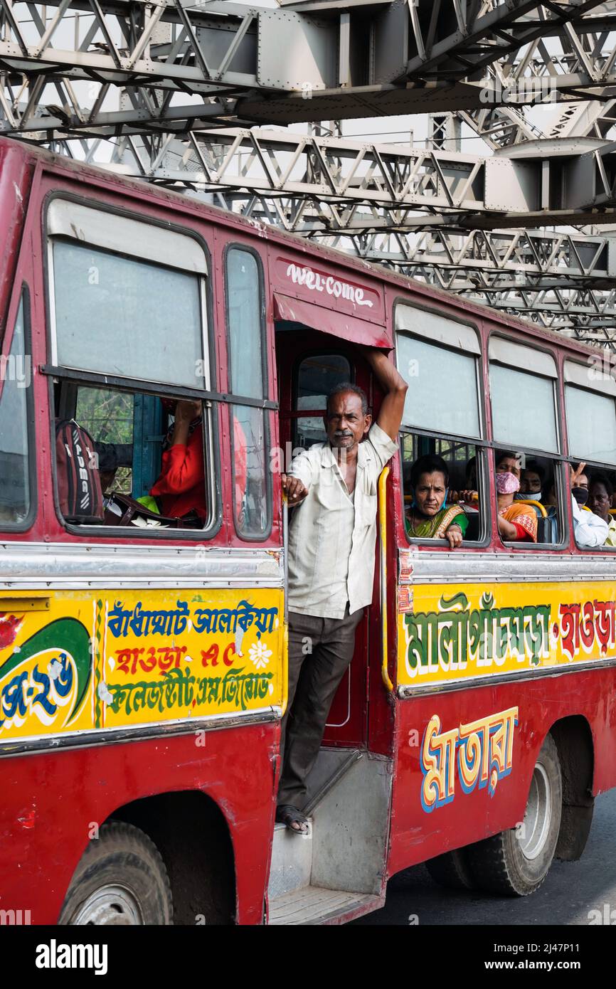 Public transport bus crossing Howrah bridge, Kolkata, India Stock Photo