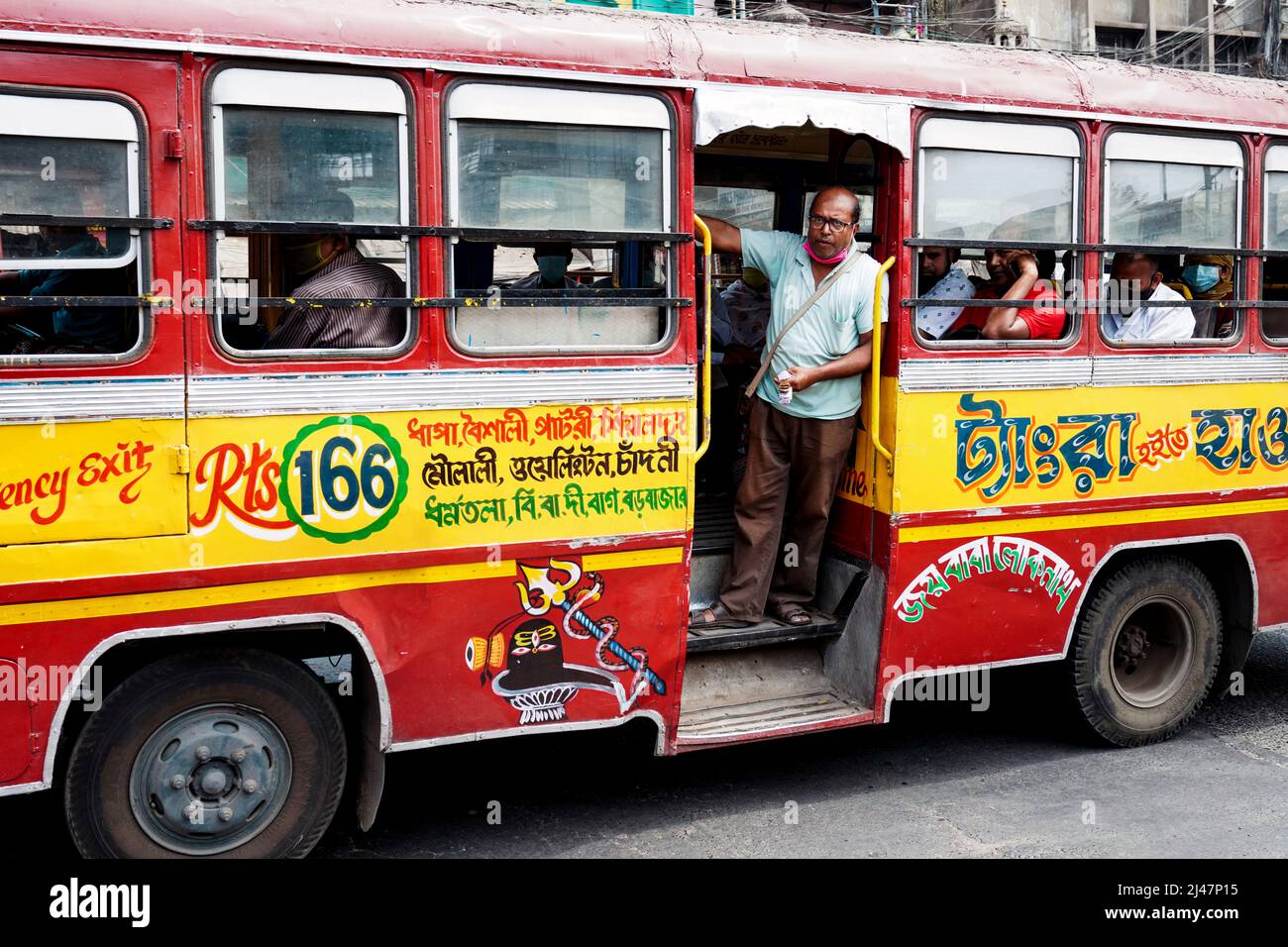 Public transport bus crossing Howrah bridge, Kolkata, India Stock Photo