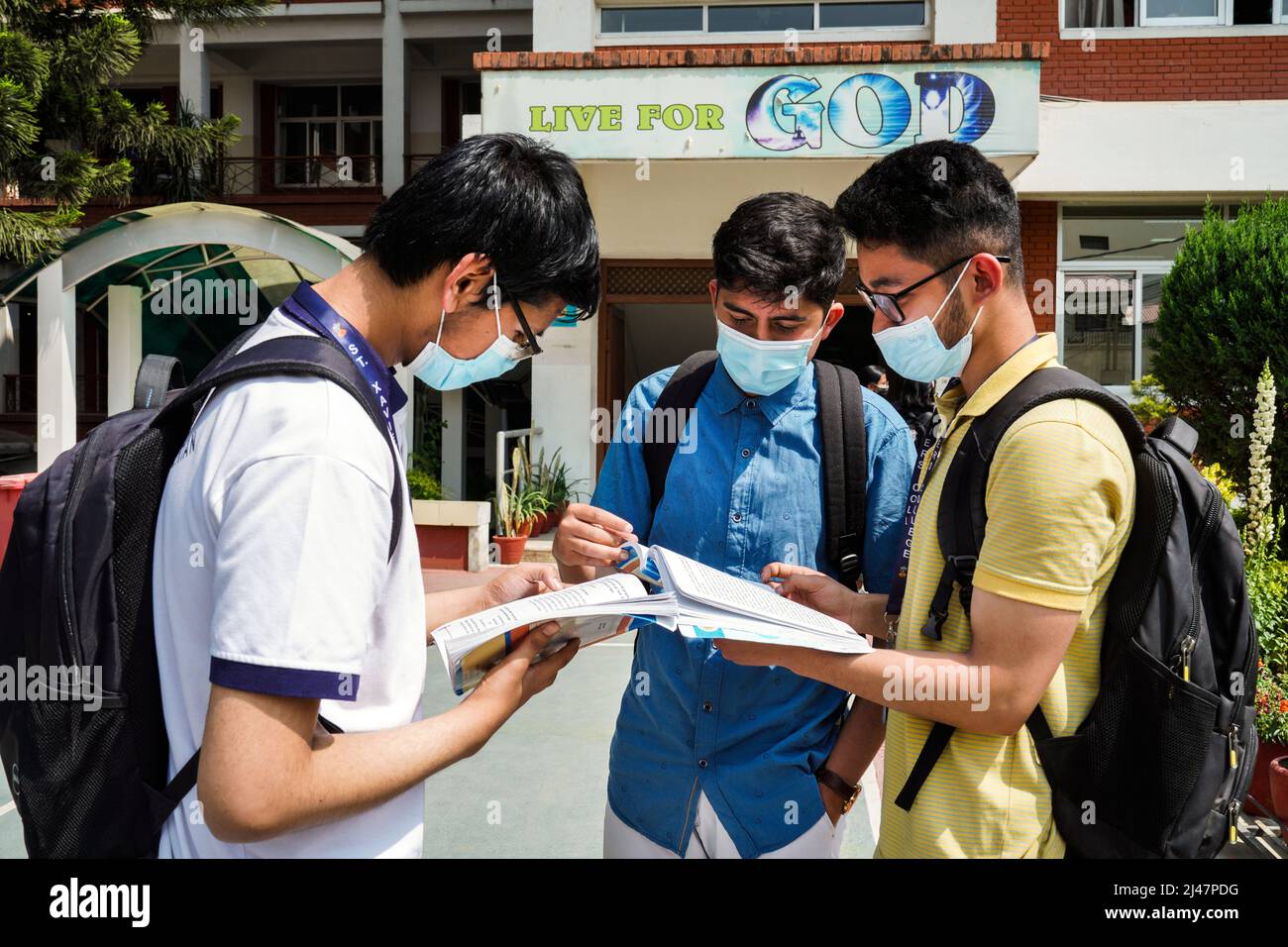 Studenten auf dem Kampus der St. Xavier´s College, Kathmandu, Nepal Stock Photo