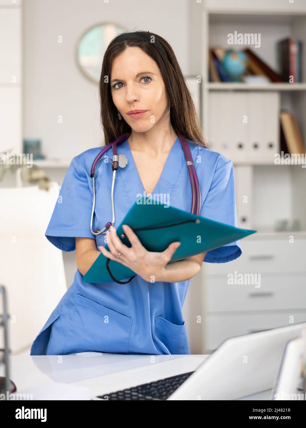 Nurse holding file folder hi-res stock photography and images - Alamy