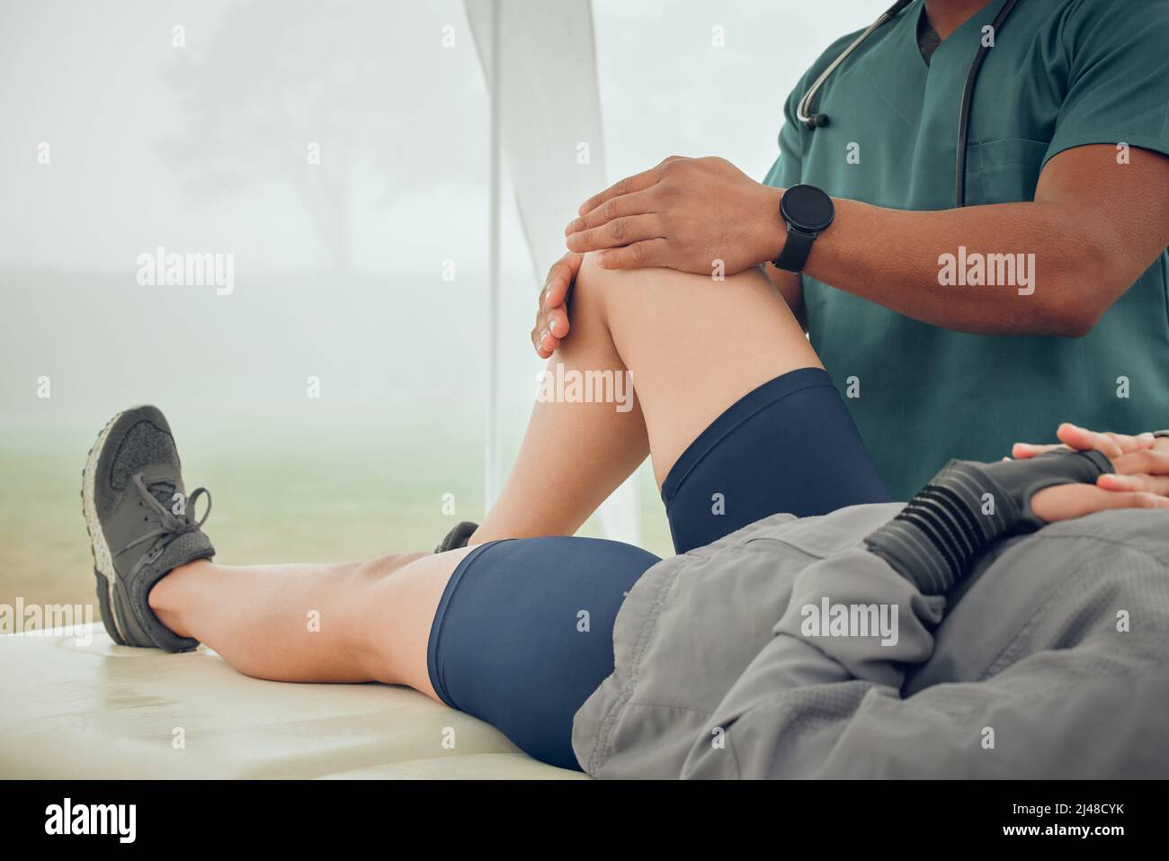 https://c8.alamy.com/comp/2J48CYK/youve-gotta-look-after-your-knees-cropped-shot-of-an-unrecognizable-male-physiotherapist-working-on-a-female-patient-outside-2J48CYK.jpg