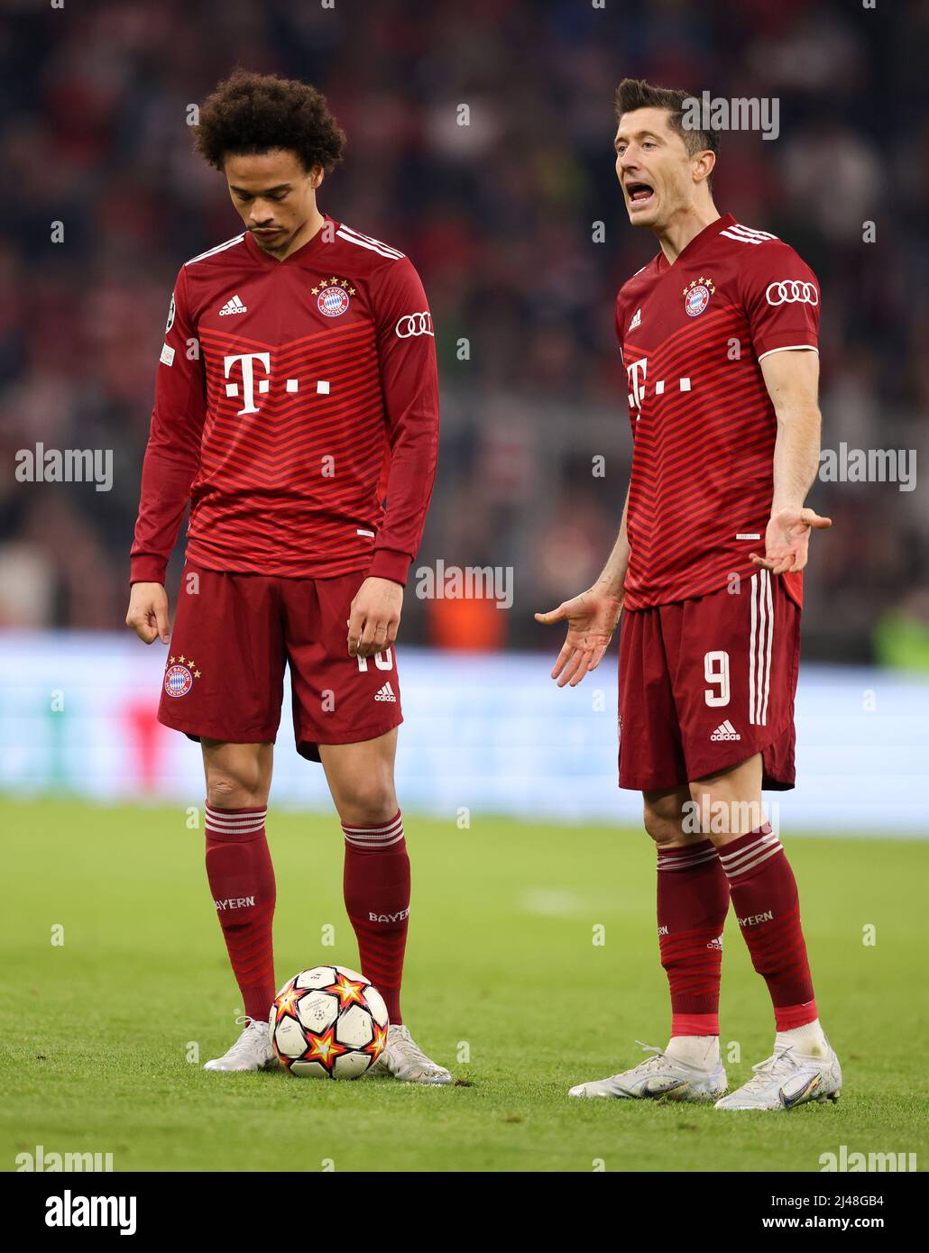 enttŠuscht Ÿber das Ausscheiden Robert Lewandowski of Bayern Muenchen Leroy  Sane of Bayern Muenchen disappointed after leaving MUNICH, GERMANY - APRIL  12: UEFA Champions League Quarter Final Leg Two match between Bayern