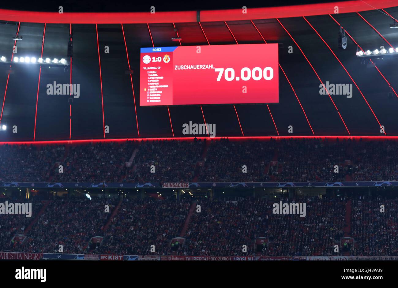 70000 ZUschauer MUNICH, GERMANY - APRIL 12: UEFA Champions League Quarter  Final Leg Two match between Bayern Muenchen and Villarreal CF at Football  Arena Munich on April 12, 2022 in Munich, Germany.