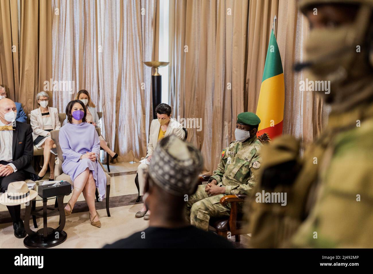 Bamako, Mali. 13th Apr, 2022. Annalena Baerbock (Bündnis 90/Die Grünen, 3rd  from right), Foreign Minister, meets the officer and President of the  Republic of Mali, Assimi Goïta (r), at the Presidential Palace